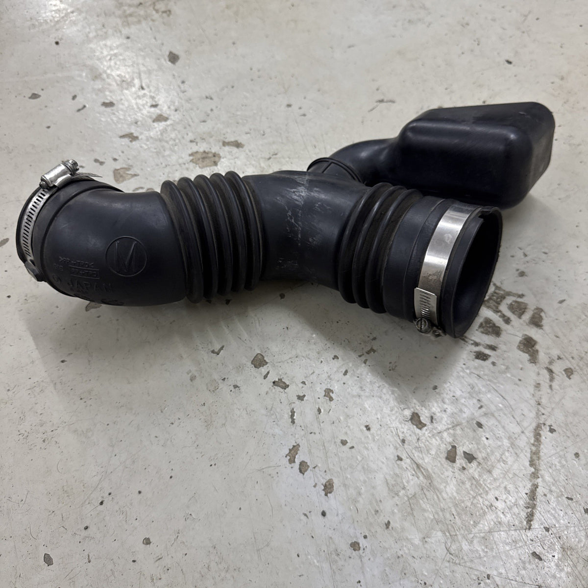 Subaru Legacy Air Tube/Resonator 1492184. 06