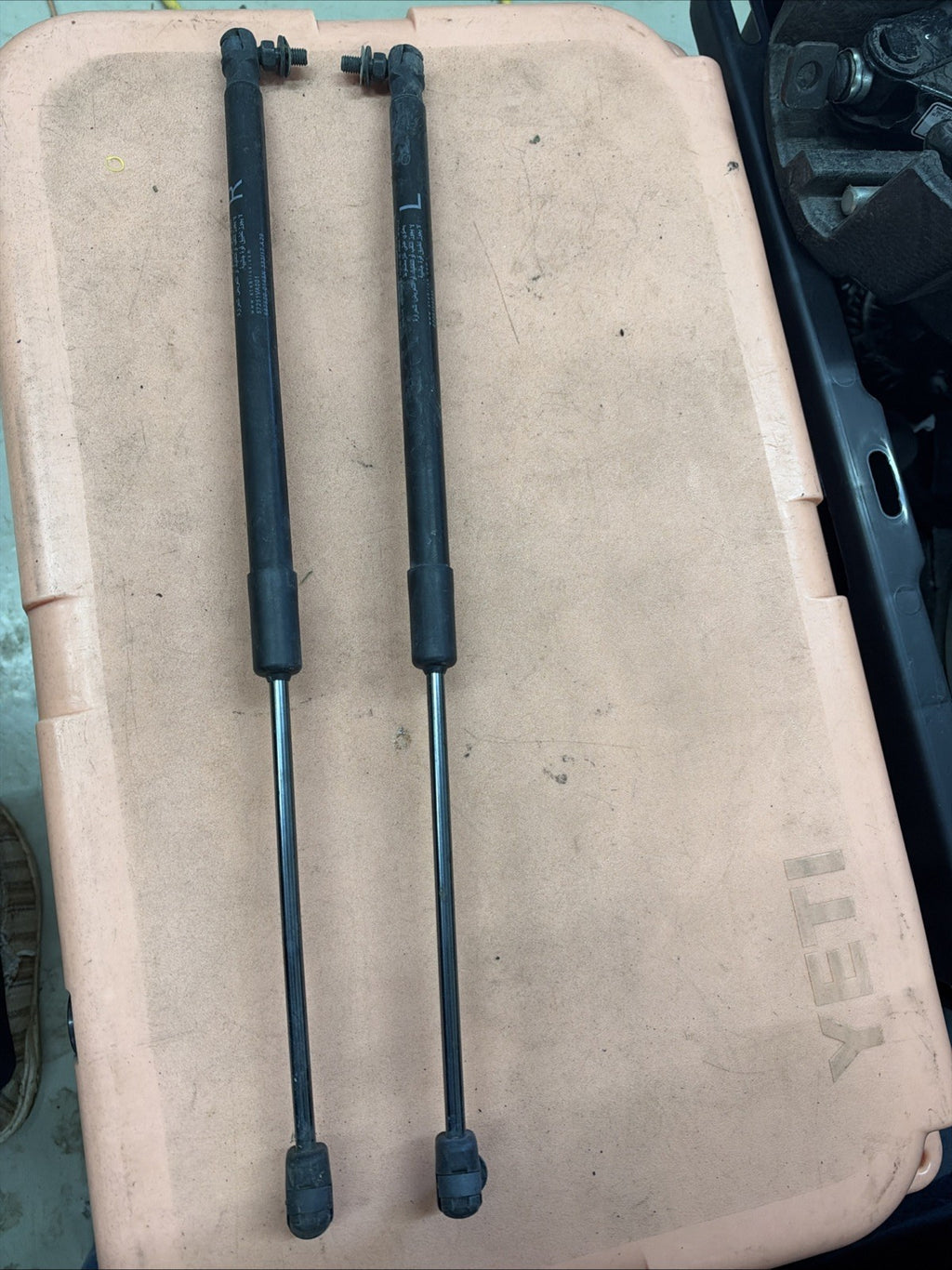 SUBARU WRX STI 2015-2021 OEM LEFT & RIGHT HOOD LIFT SUPPORT FRONT STRUTS
