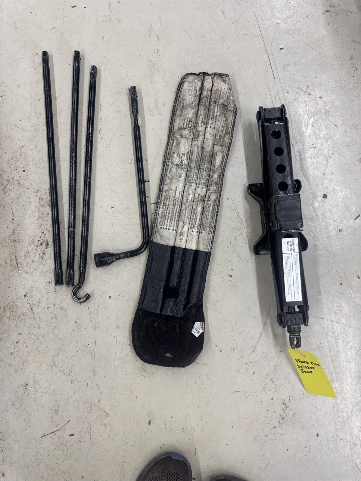 Spare Tire Scissor Jack 52019921  OEM Factory 86364D Lug wrench tool Jack Set